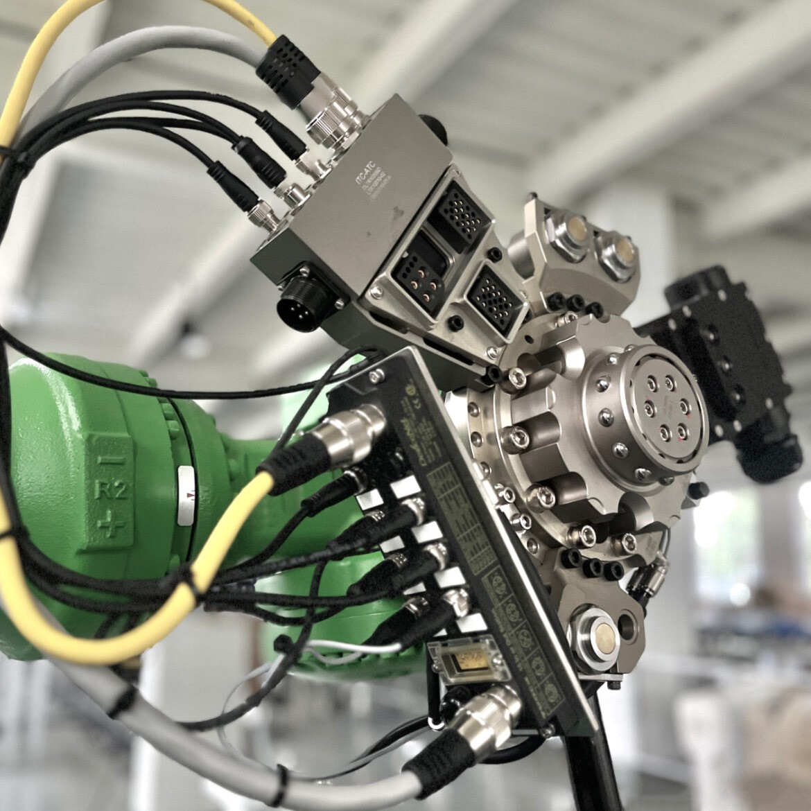 工業機器人搭載400系列連接器的布線特寫 工業機器人搭載400系列連接器的布線特寫